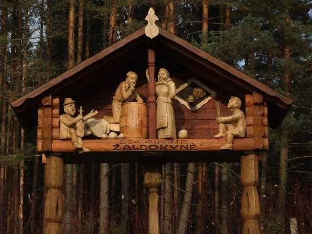 Holzgeschnitzte Žaldokynė-Szene im Skulpturenpark von Antanas Česnulis