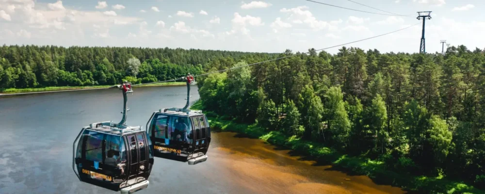 Real Lynų cable car cabins above the Nemunas River and pine forest in Druskininkai