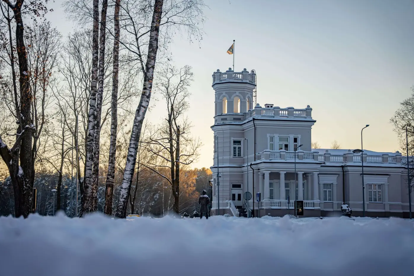 Настоящий городской музей Друскининкая в окружении снега