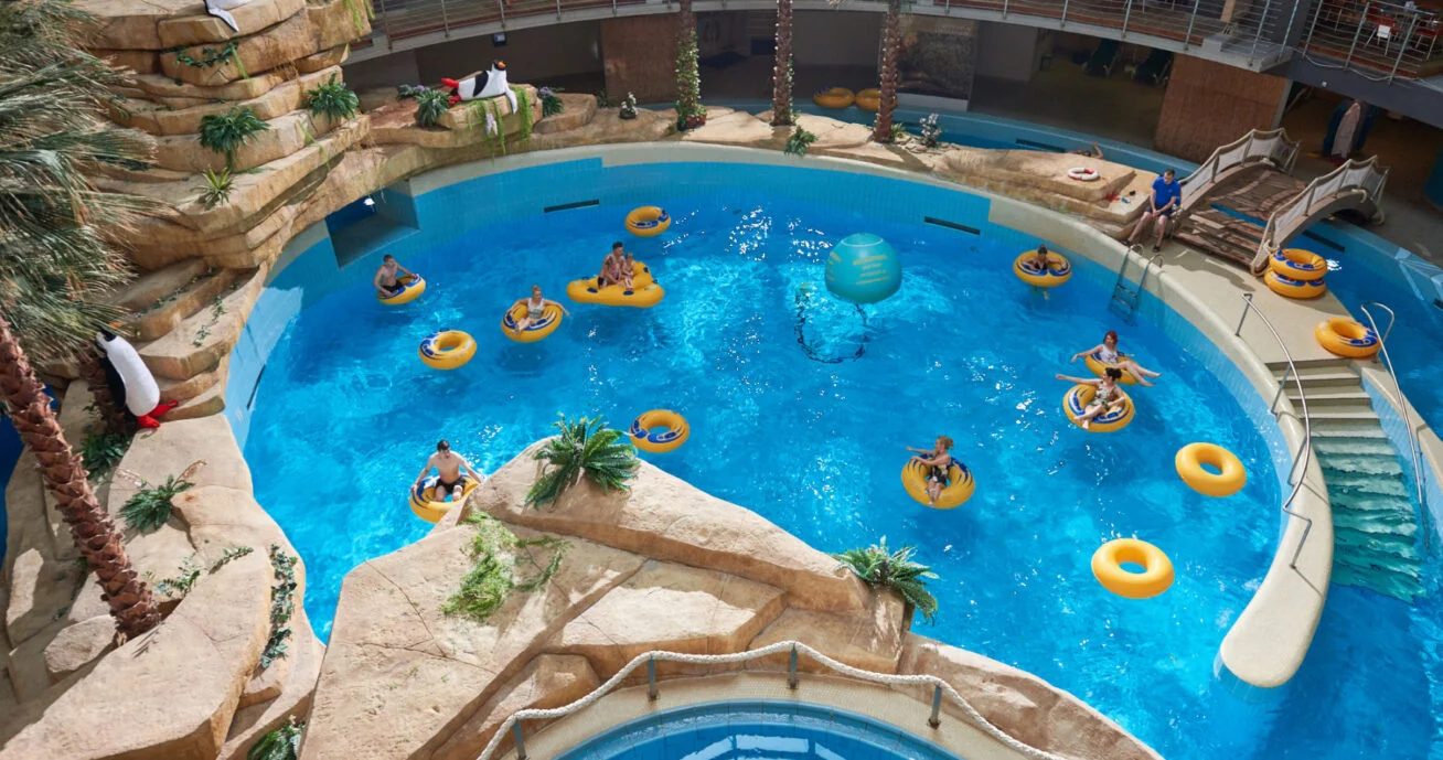 Besucher im Wellenbecken des Druskininkai Aquaparks