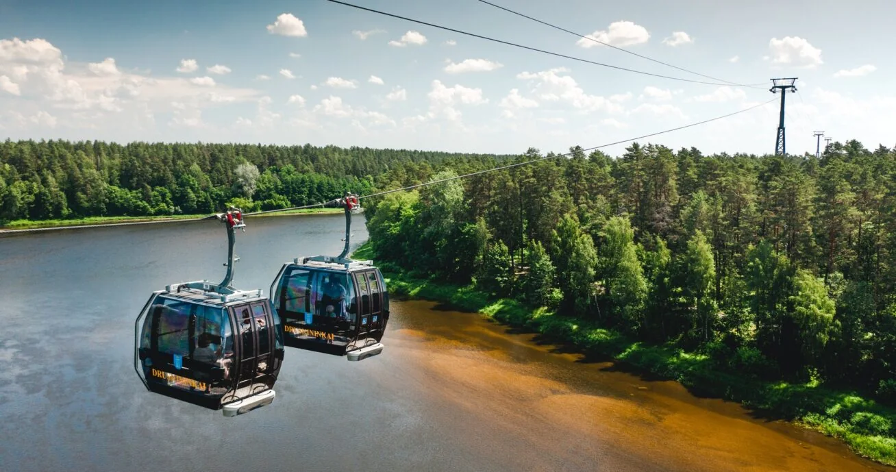 Kabinen der Seilbahn von Druskininkai über der Memel