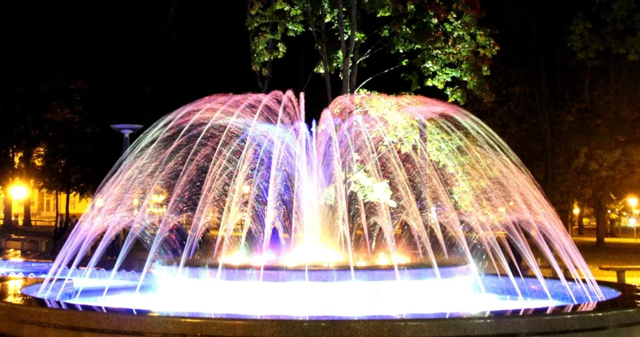 Beleuchteter Musikbrunnen in Druskininkai bei Nacht