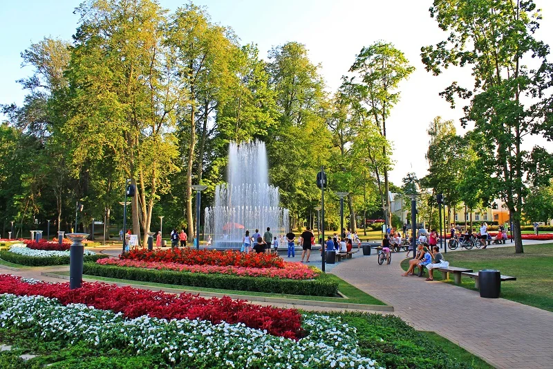 Musikbrunnen mit Blumenbeeten und Parkwegen im Zentrum von Druskininkai