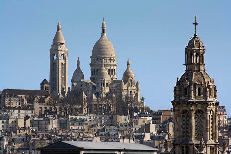 Blick vom Galeries Lafayette Haussmann über die Dächer von Paris nach Montmartre