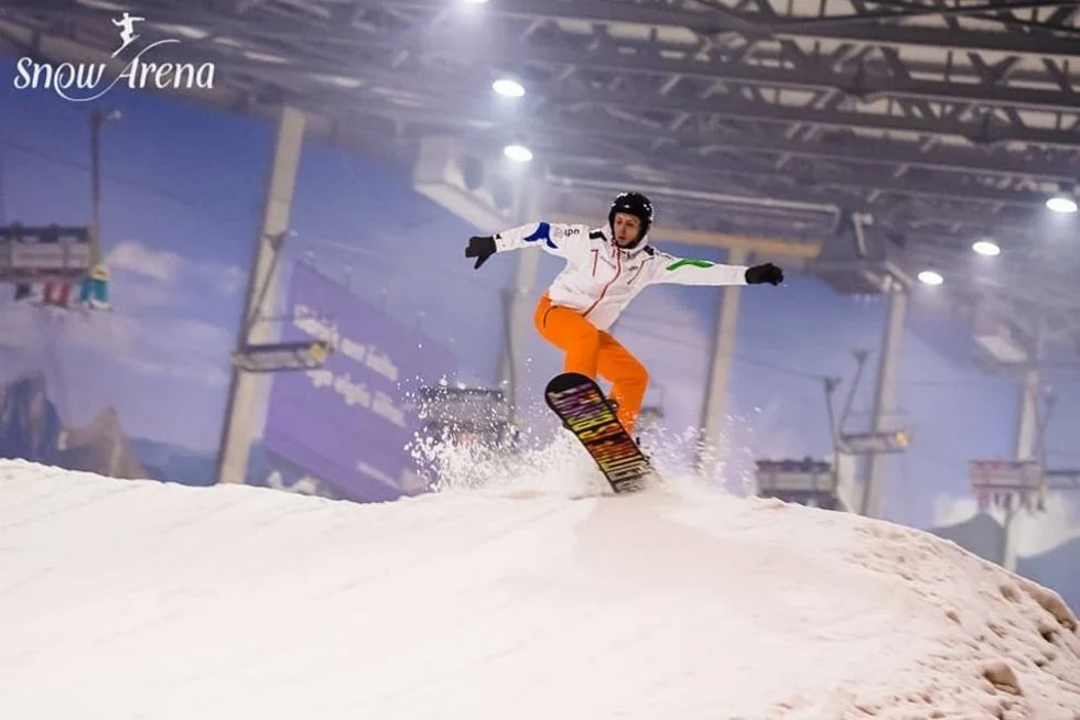 Snowboardzista na krytym stoku Snow Areny w Druskiennikach