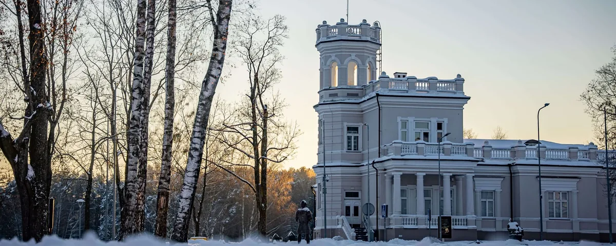 Городской музей Друскининкая зимой во время романтического уикенда