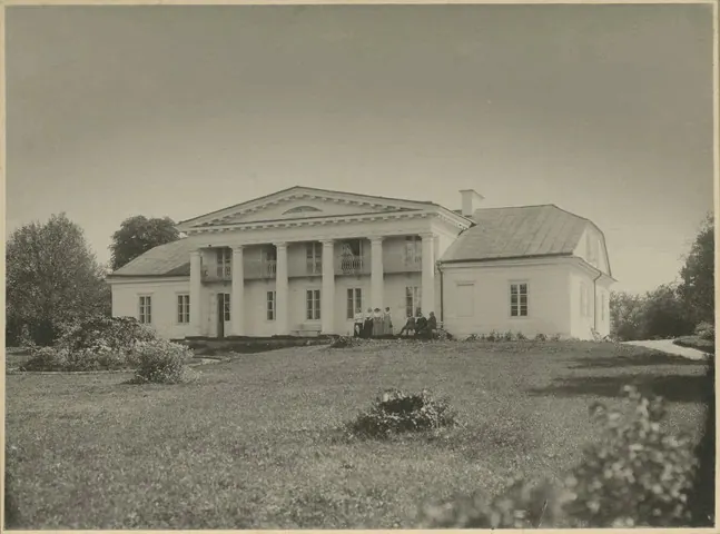 Historic view of Leipalingis Manor in the early twentieth century